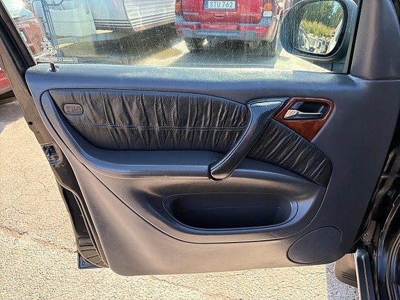 Mercedes-Benz ML320 20 of 23