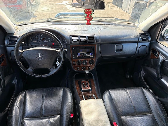 Mercedes-Benz ML320 12 of 23