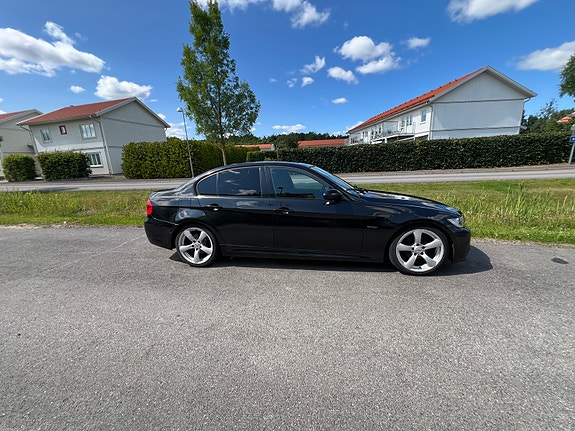 BMW 320i 4 of 6