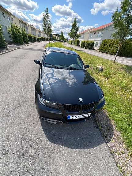 BMW 320i 3 of 6