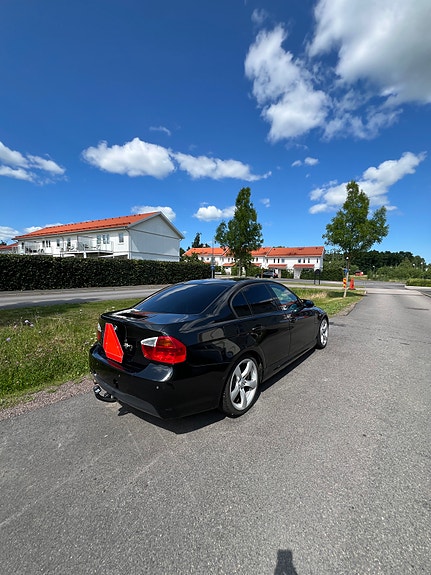 BMW 320i 2 of 6