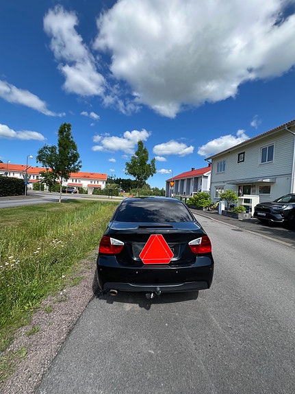 BMW 320i 5 of 6