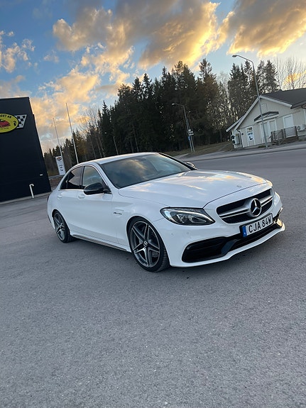 Mercedes-Benz C63 2 of 11