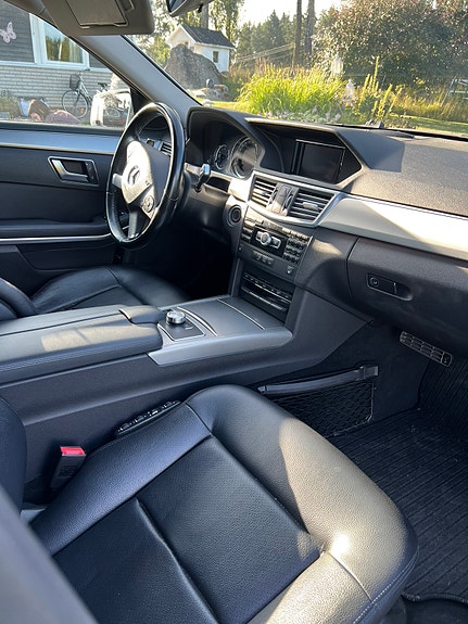 Mercedes-Benz E220 3 of 4