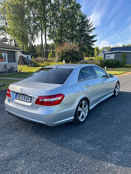 Mercedes-Benz E220 2 of 4