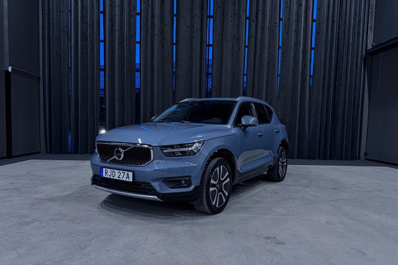 Volvo XC40 2 of 5