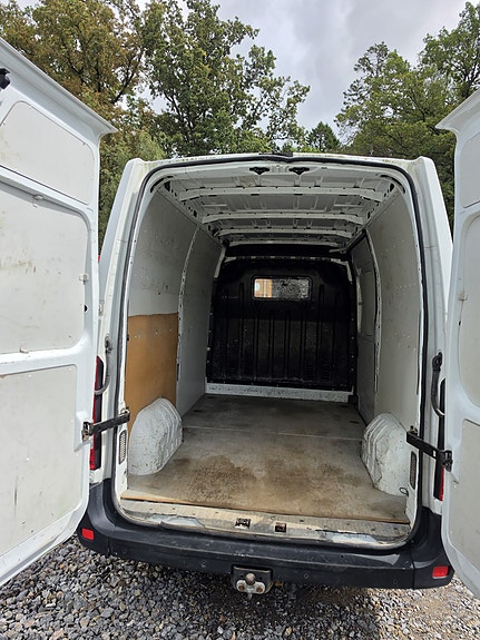 Nissan NV400 2 of 4