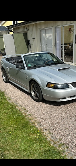 Ford Mustang 2 of 5