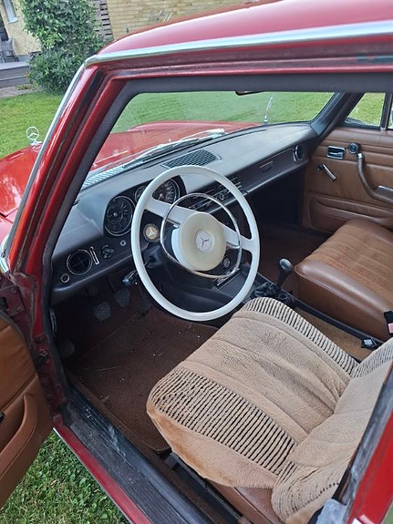 Mercedes-Benz 230 2 of 3