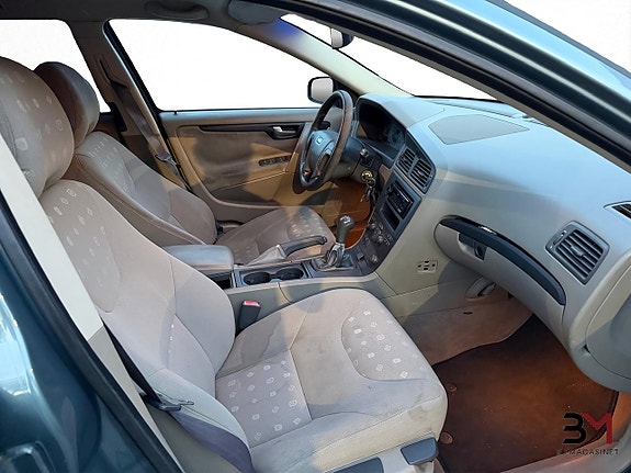 Volvo V70 10 of 16
