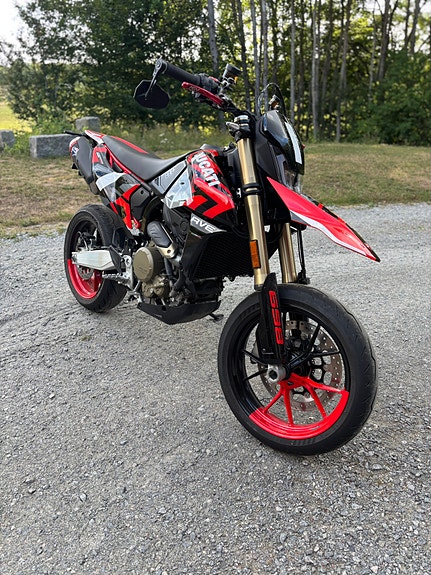Ducati Hypermotard 698 2 of 5