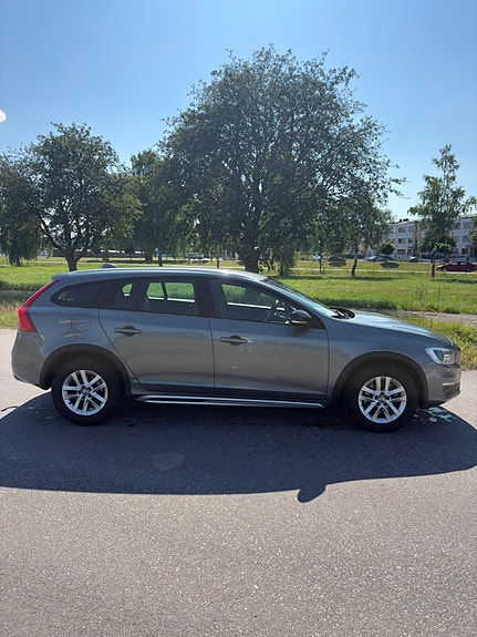 Volvo V60 Cross Country 2 of 5
