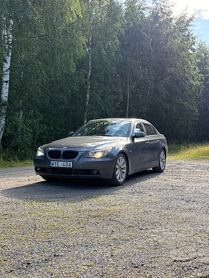 BMW 530i 3 of 5