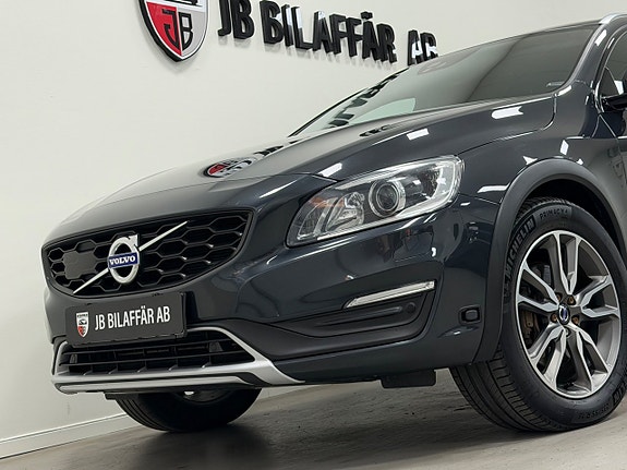 Volvo V60 Cross Country 2 of 5