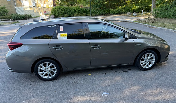 Toyota Auris 2 of 5