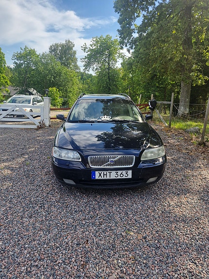 Volvo V70 2 of 7