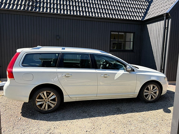 Volvo V70 2 of 5