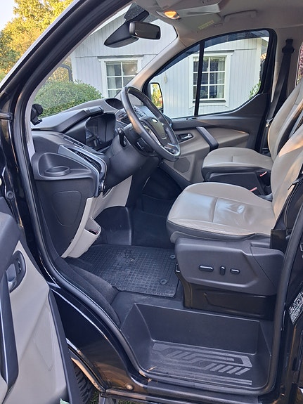 Ford Tourneo Custom 2 of 5