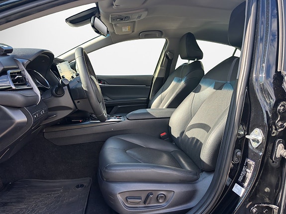 Toyota Camry 8 of 17