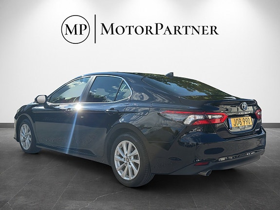 Toyota Camry 4 of 5
