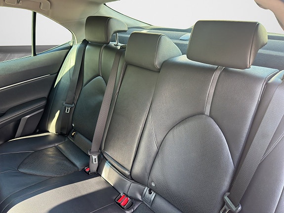Toyota Camry 9 of 17