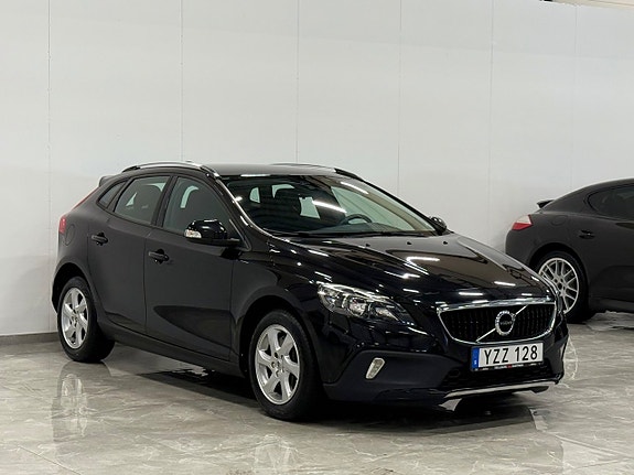 Volvo V40 Cross Country 2 of 5