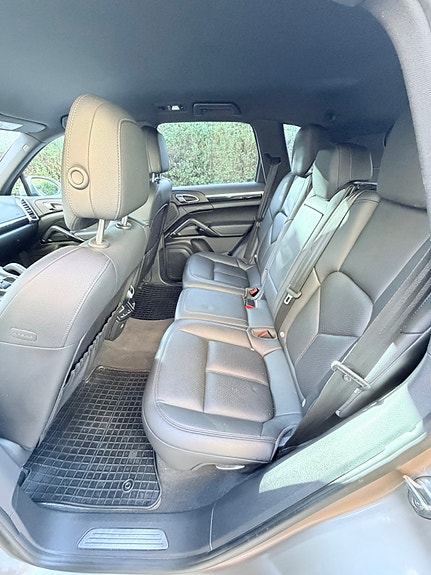 Porsche Cayenne 6 of 7