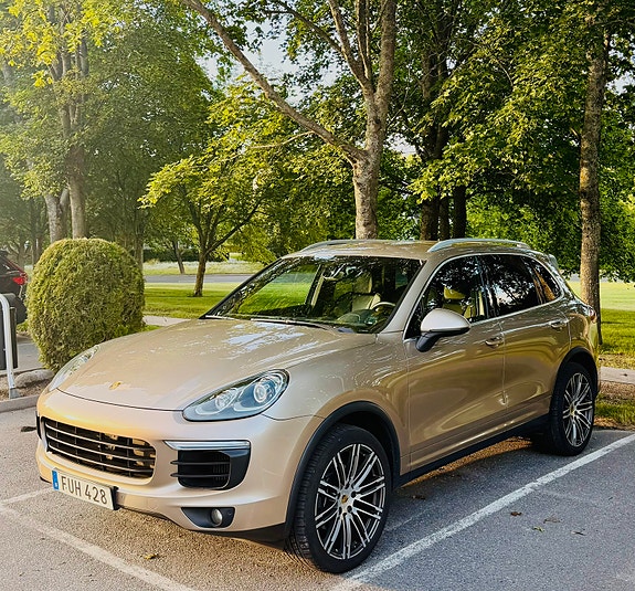 Porsche Cayenne 2 of 5