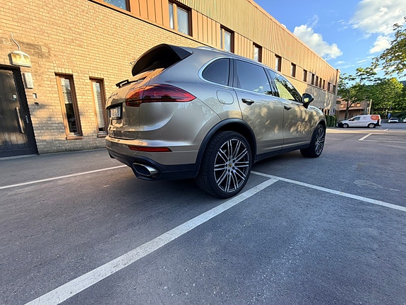 Porsche Cayenne 3 of 5