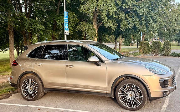 Porsche Cayenne 4 of 5