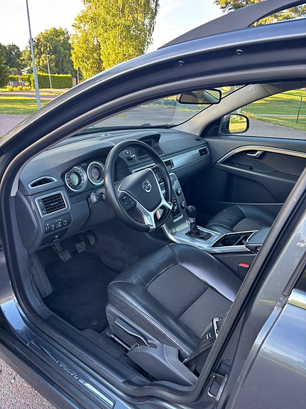 Volvo V70 3 of 5