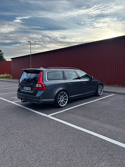 Volvo V70 2 of 5