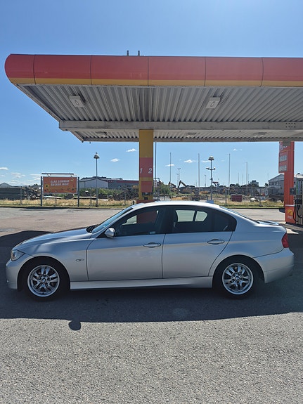 BMW 320i 4 of 5