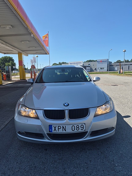BMW 320i 3 of 5