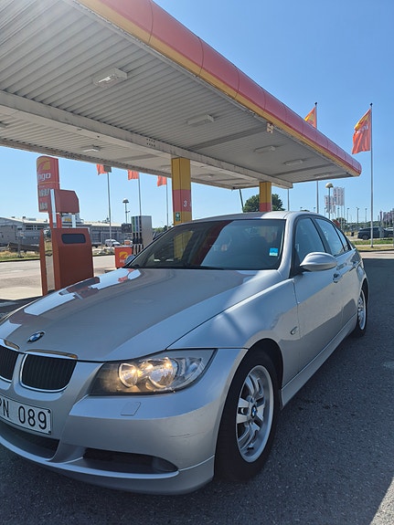 BMW 320i 2 of 5
