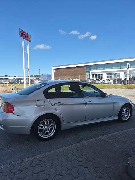BMW 320i 5 of 5