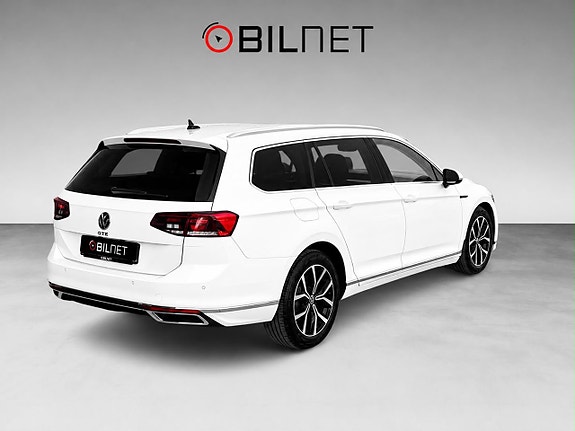 Volkswagen Passat 2 of 19