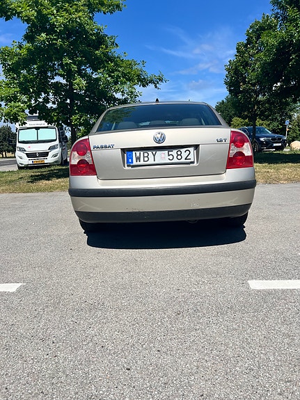 Volkswagen Passat 2 of 5