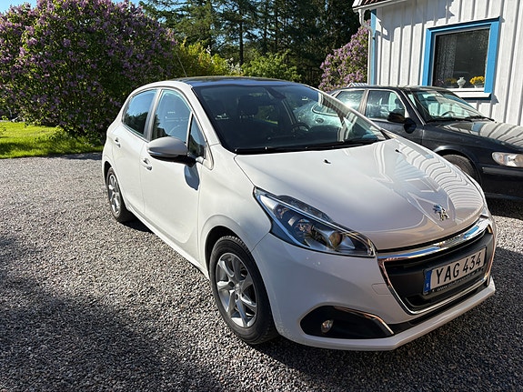 Peugeot 208 2 of 5