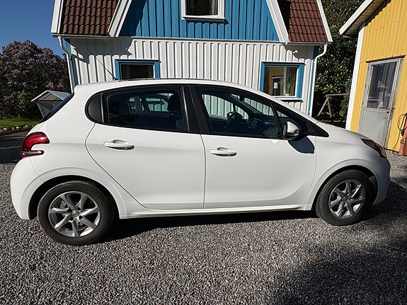Peugeot 208 3 of 5