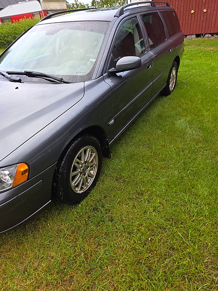 Volvo V70 2 of 3