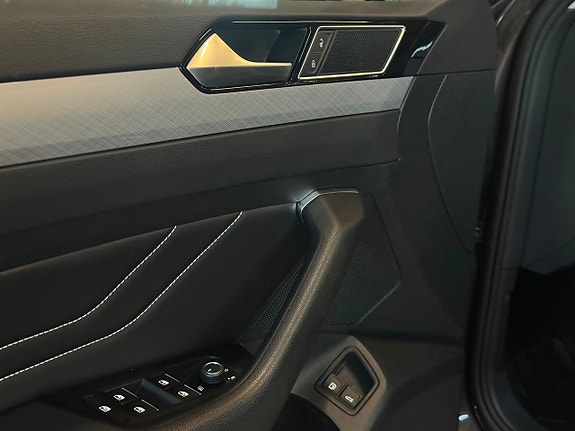 Volkswagen Passat 14 of 16