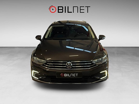 Volkswagen Passat 7 of 16