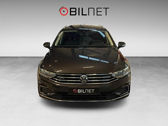 Volkswagen Passat 3 of 16