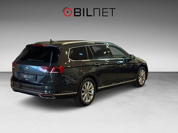 Volkswagen Passat 2 of 16