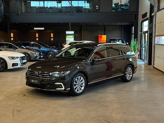 Volkswagen Passat 12 of 16