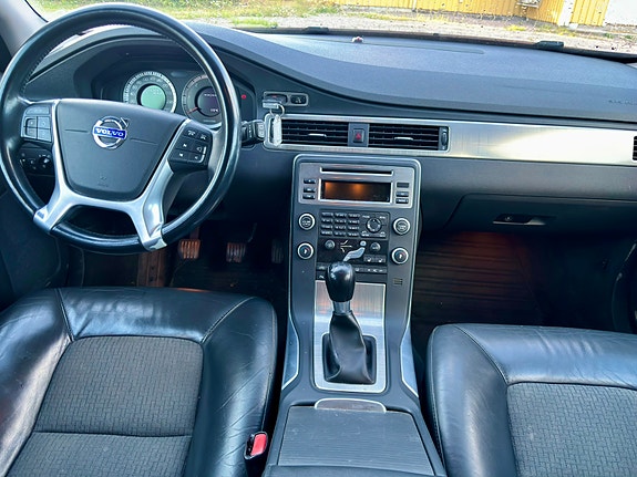 Volvo V70 2 of 8