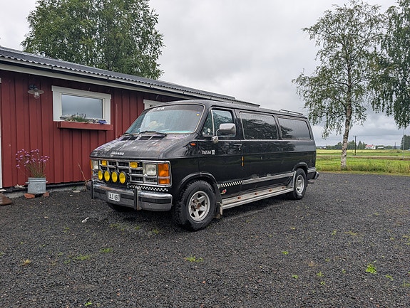 Dodge RAM 2500 2 of 5