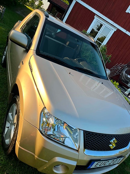 Suzuki Grand Vitara 2 of 7
