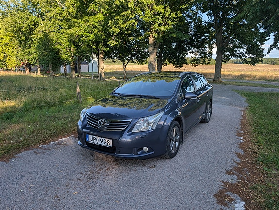 Toyota Avensis 2 of 5